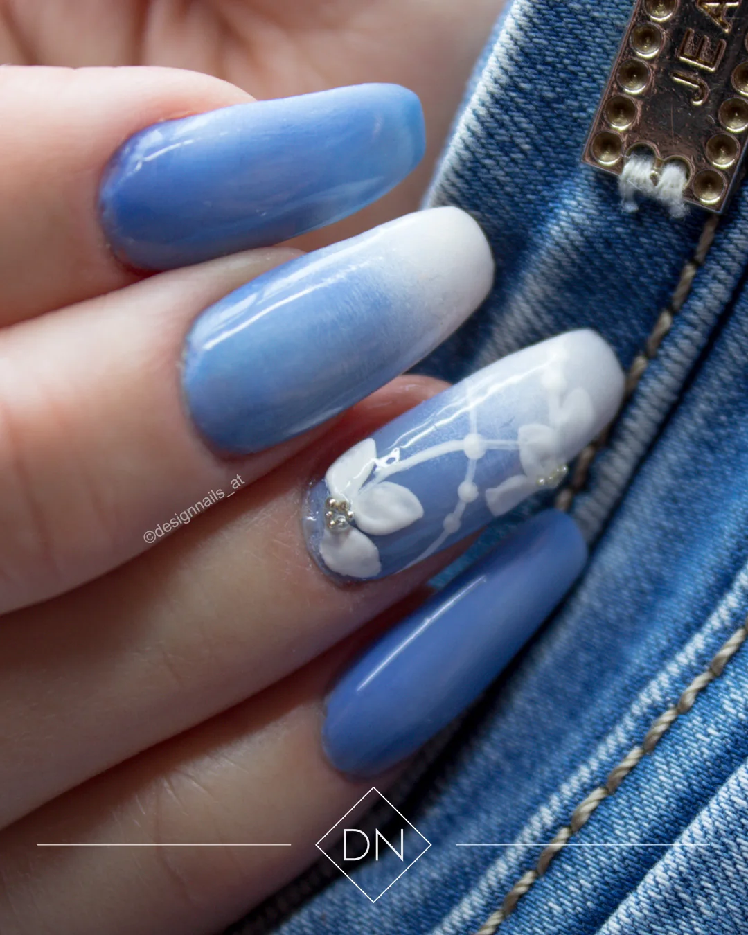 Blau-weiße Nail Art mit floralen Details